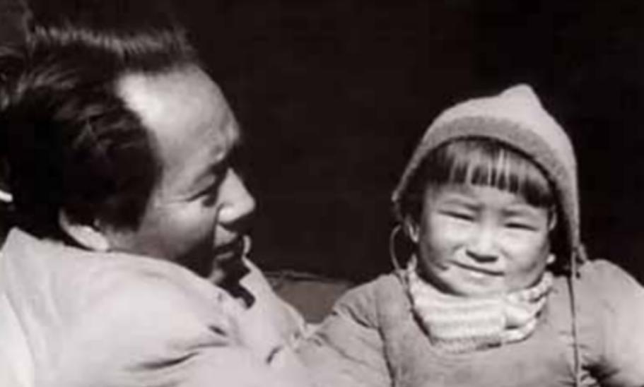 李讷1968年主动要求前往越南作战，毛主席得知后眼眶泛红，坚持不同意女儿参战！