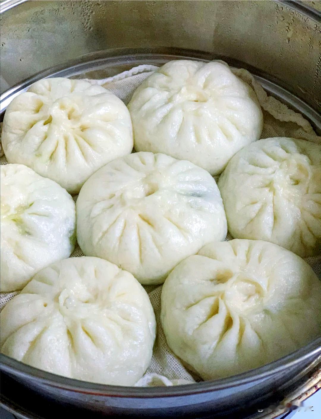 家庭蒸包子小窍门：和面时加些猪油，包子放凉后，外皮也不会变硬；和面时加些白糖
