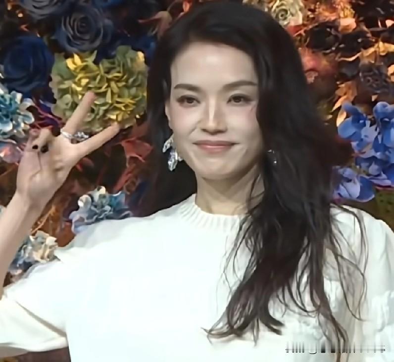 舒淇真是天生的衣架子！连衣裙、西装、休闲装……没有她驾驭不了的风格。每次亮相都像