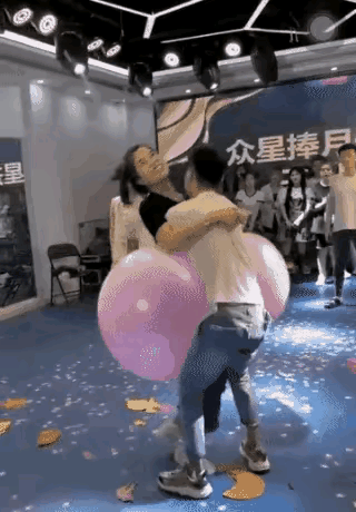 我觉得公司搞团建，这种活动最能拉近人与人之间的关系，唯一不足的就是小伙子只知道用