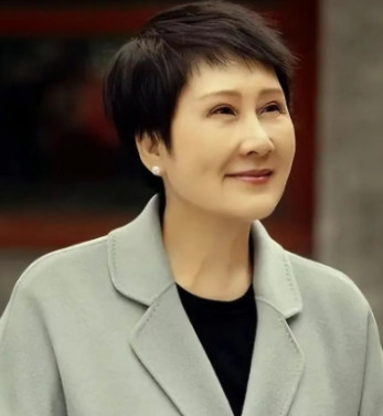 35岁政策取消这事，得给张凯丽竖个大拇指！就在今年某次重要会议上，这位国民演员为
