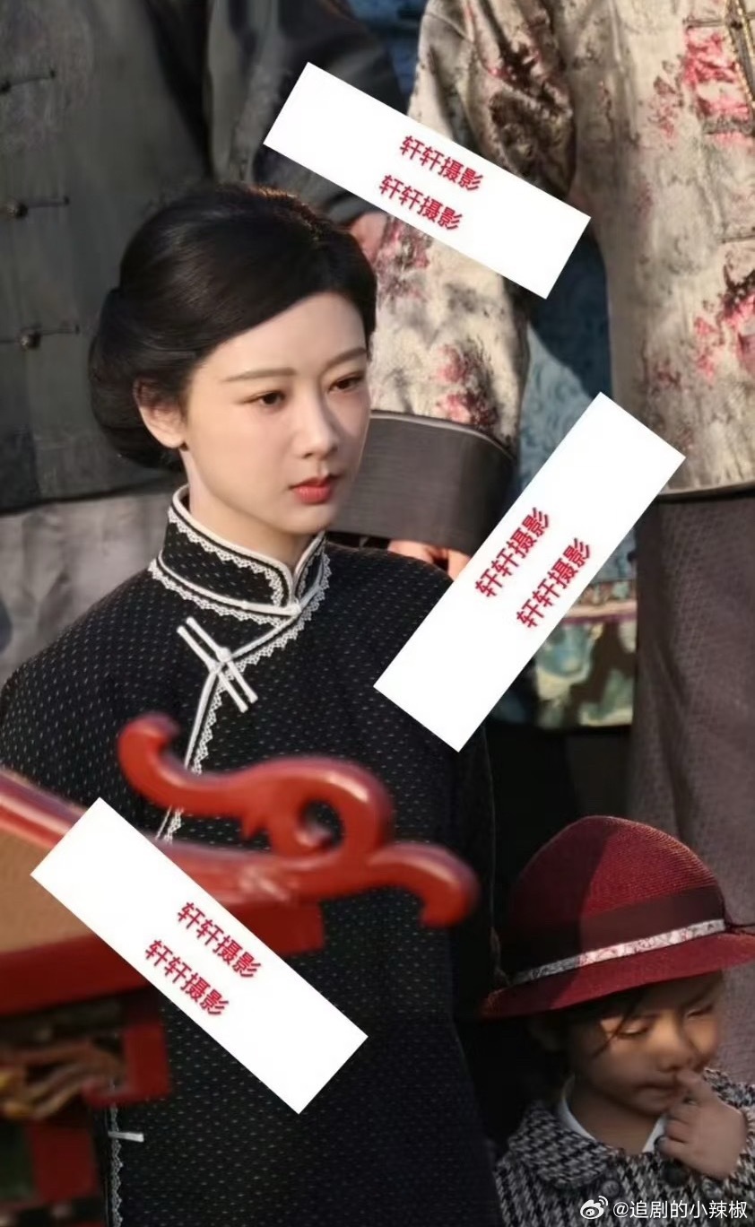 杨紫正脸和背影路透，还蛮适合民国风，很有老照片的感觉