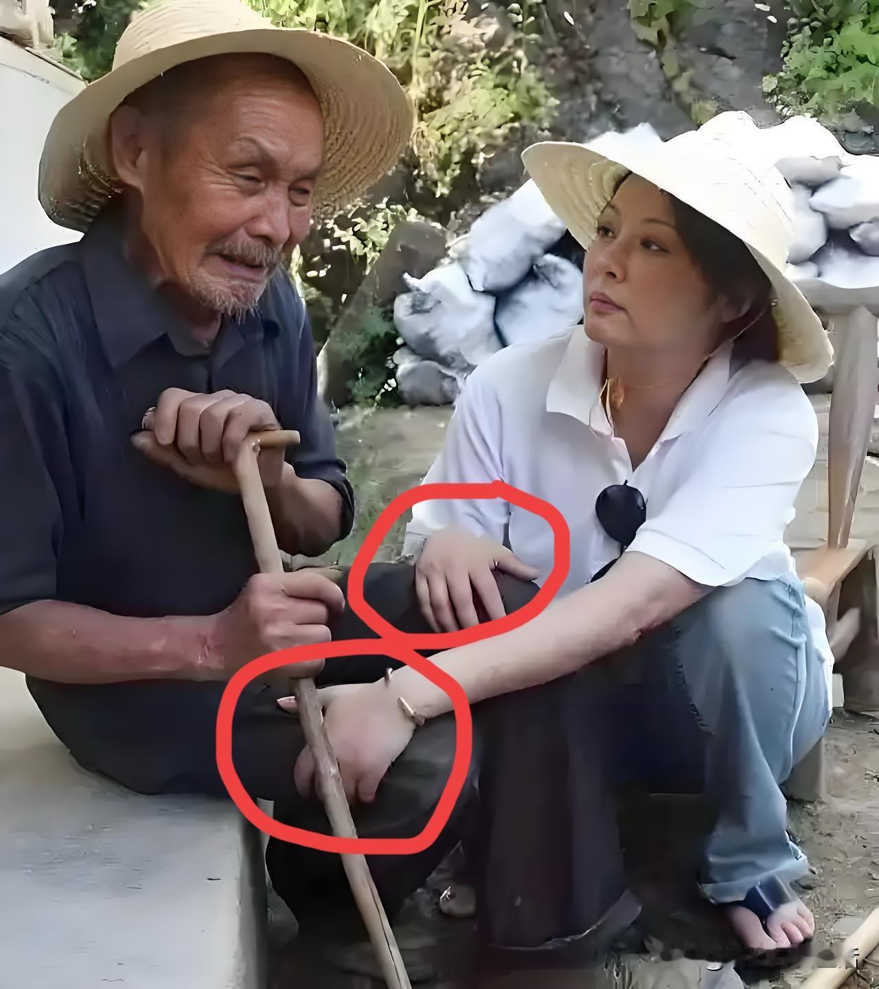 袁立又出事了？“找个媳妇去吧，一个男人独居不好”，可毕竟男女有别，美女这样双手摸