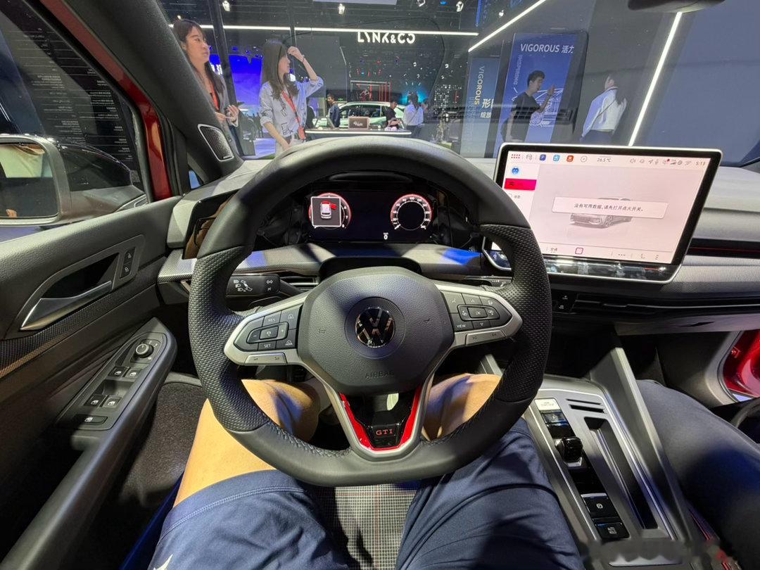 2026北京车展大众展台，高尔夫GTI。这车看完我特别感慨，感慨时间过得真快，