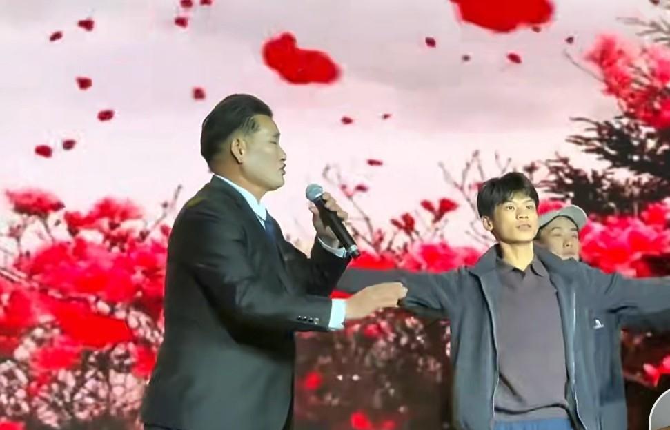 大衣哥的西装故事：改变与坚持提到“大衣哥”朱之文，不少人脑海中浮现的依然是那