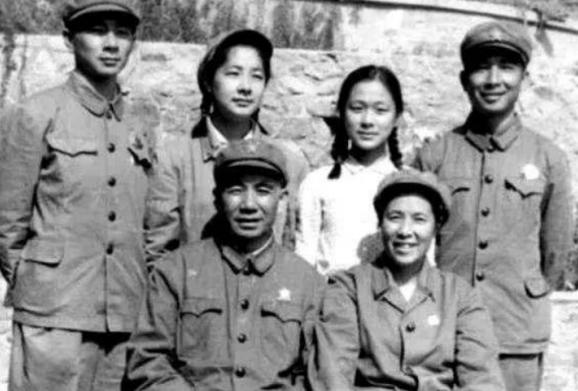 1957年，青岛海军基地司令员的车子刚停在江西泰和村口，乡亲们就围了上来。人