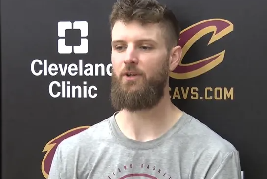 NBA季后赛，骑士球员迪恩-韦德谈到球队赛季末的伤病情况，包括他自己的脚踝扭伤。