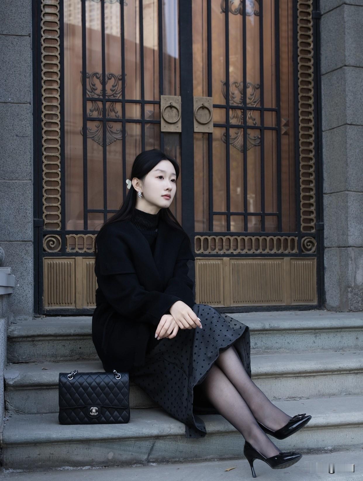 如何穿得优雅有气质优雅黑衣少女，复古门前的时尚时刻