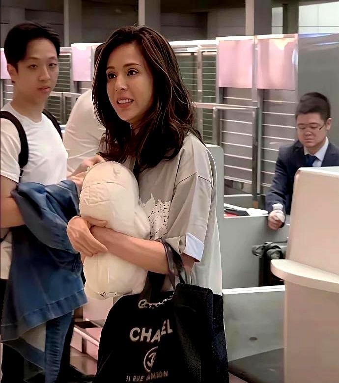 59岁李若彤，被海关扣下了。指着她的护照反复核对，就是不信。照片上这个下颌