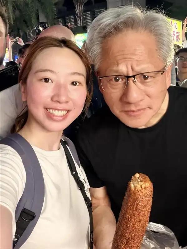 什么叫有钱任性？近日，黄仁勋在台北逛夜市。以前，黄仁勋在夜市买蚵仔煎、牛排或烤玉
