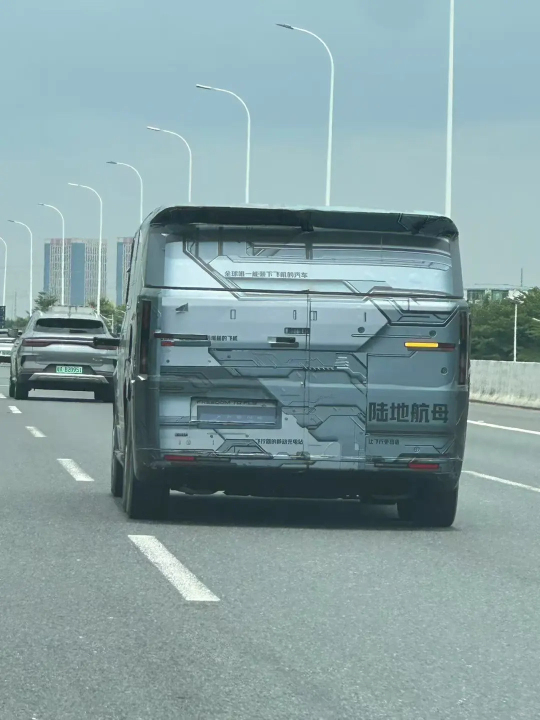 这是小鹏旗下的什么车，高速上看到的，从来没见过阿！