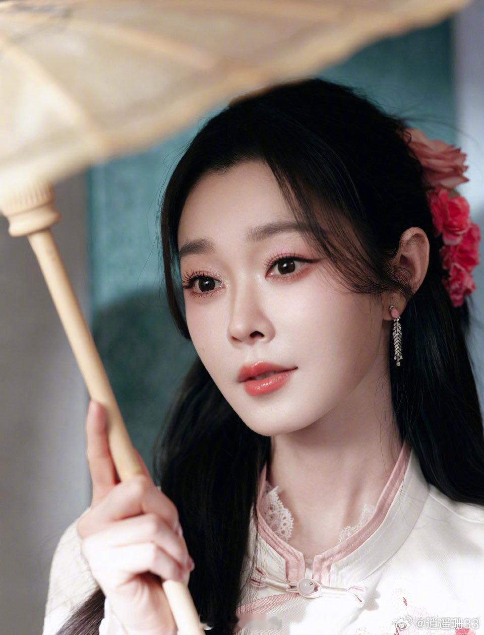 宋轶面部留白看来看去还是得说宋轶这张脸太会长了。留白恰到好处，眉眼清清淡淡的但