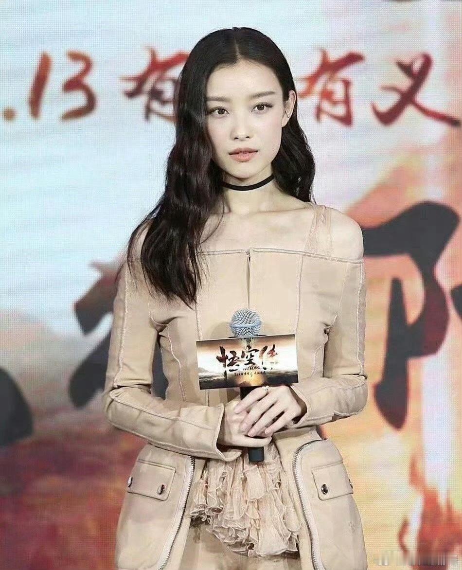 服装组这是阴差阳错的成就了倪妮，封神了。​​​