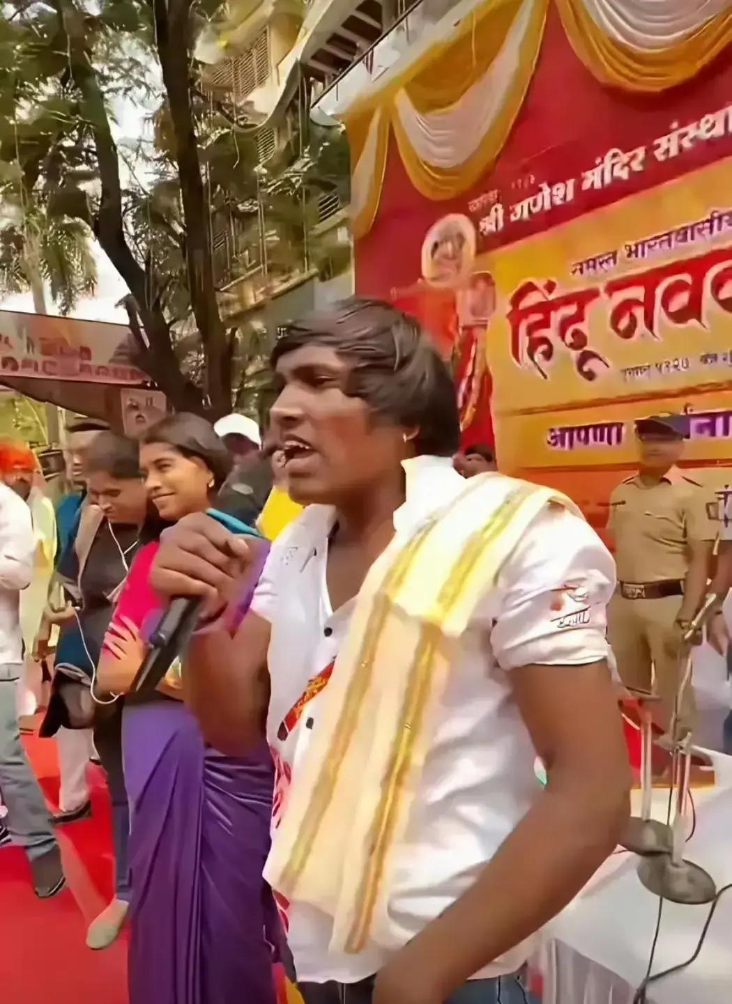 印度网友把“最帅”颁给苏拉杰·查万，我当场愣住。这哥们黄毛遮眼、牛仔破洞、走