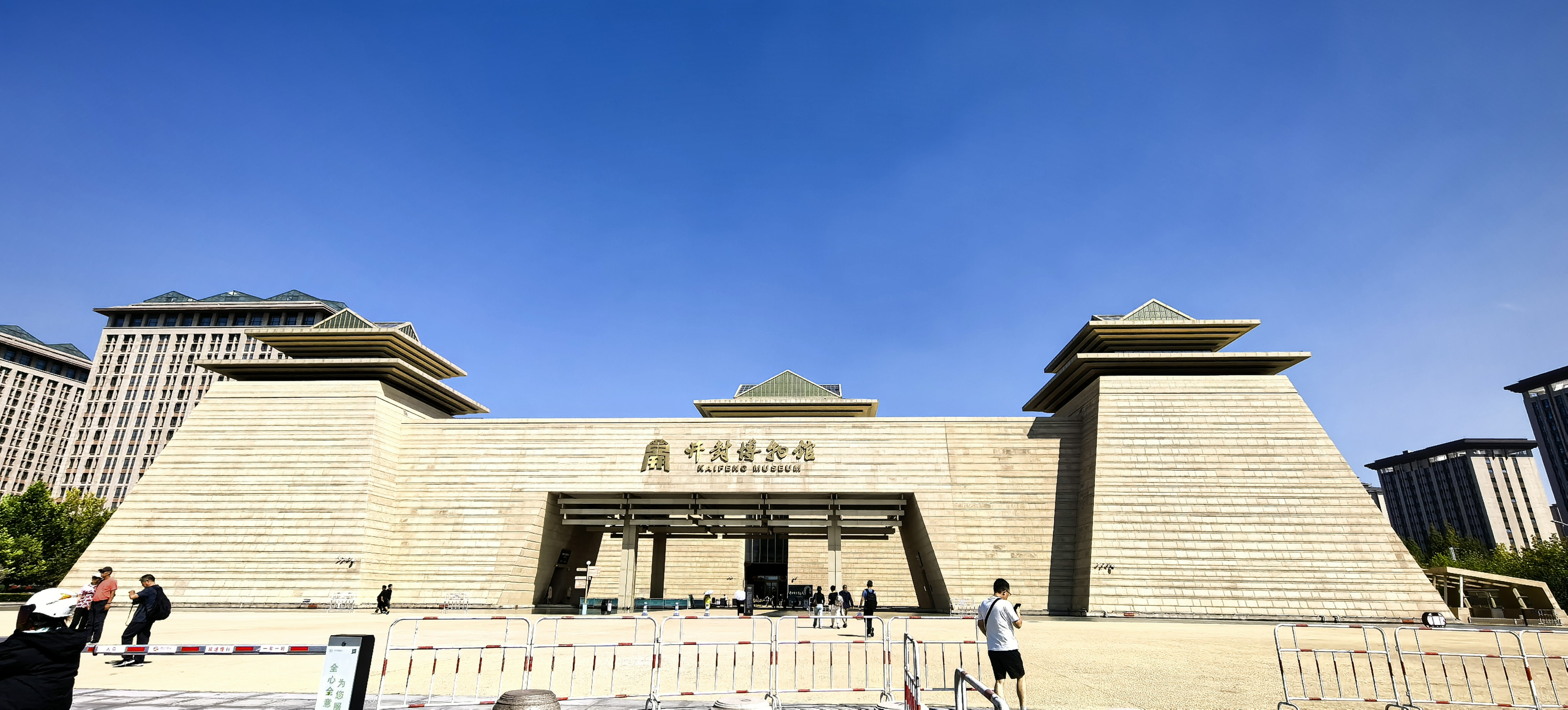 赵佶（1082—1135）北宋第八位皇帝庙号徽宗史上著名艺术大家瘦金体的创立者书画代表作：芙蓉锦鸡图