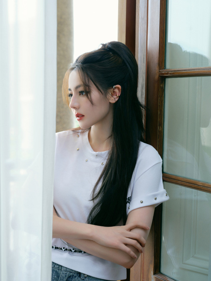 迪丽热巴暑期档最出圈女角色TOP1恭喜斩获暑期档最出圈电影角色女角色榜首！《功