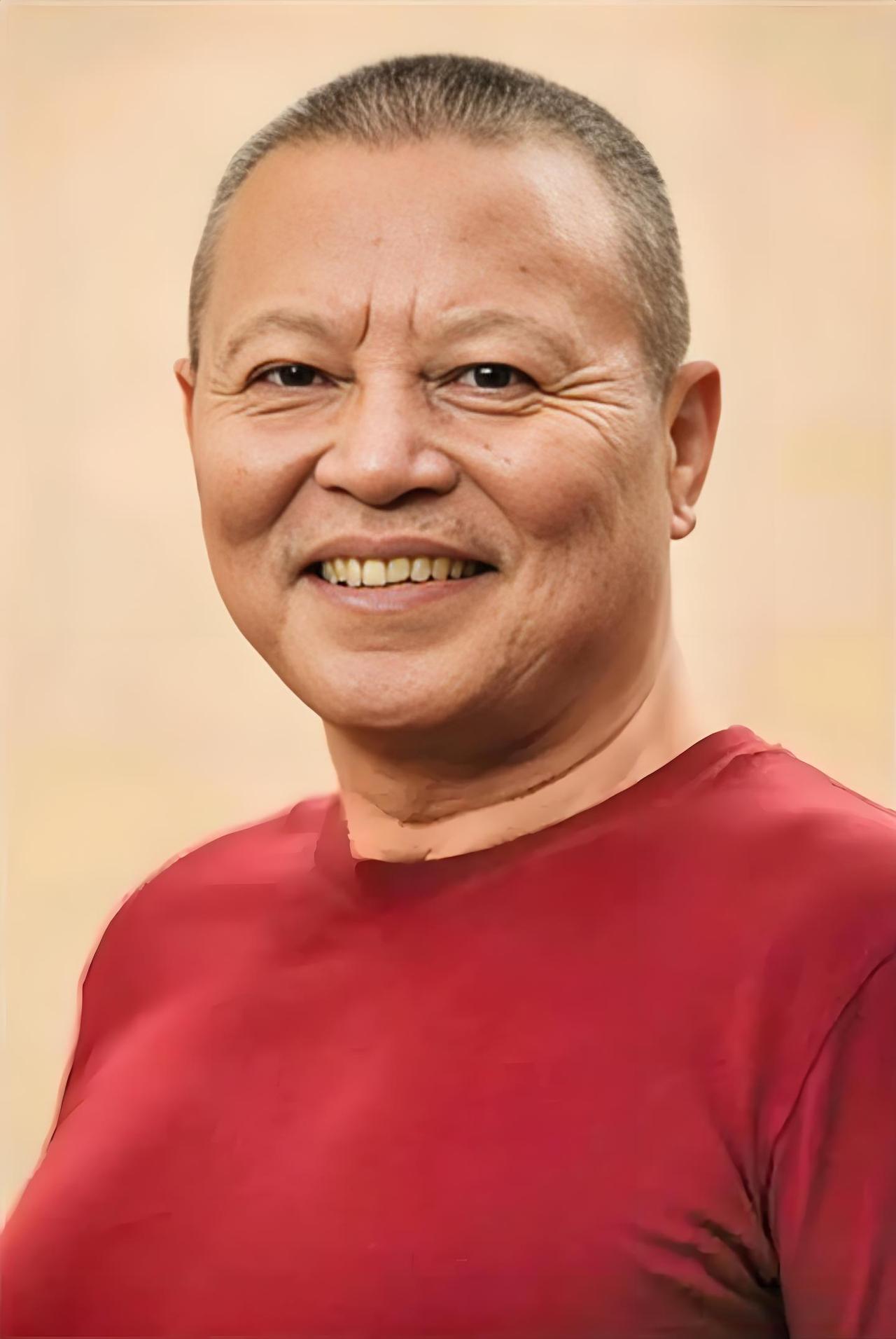 他是一位不像演员的演员，与陈宝国、张国立齐名。他的形象很普通，一旦入戏，他就是戏