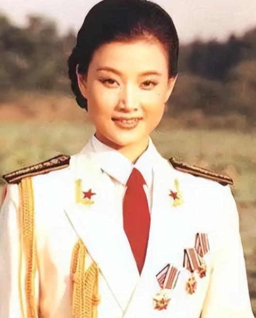 1996年，大红大紫的歌唱家宋祖英竟然硬生生亲手把年仅18岁、长相十分漂亮水灵的