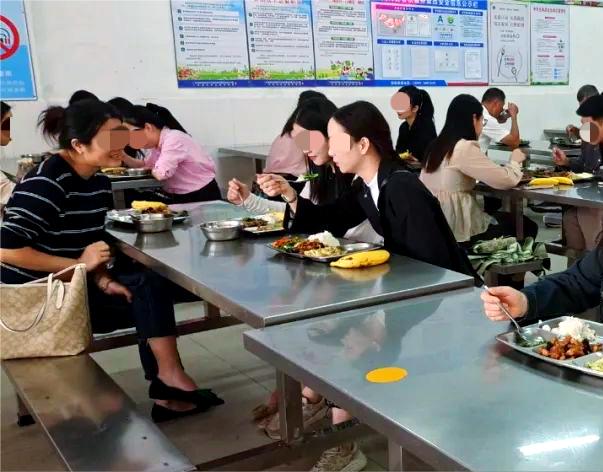 四川成都，女老师在学校食堂点了一条鱼，结果吃的时候因和同事说话，导致未注意到鱼刺