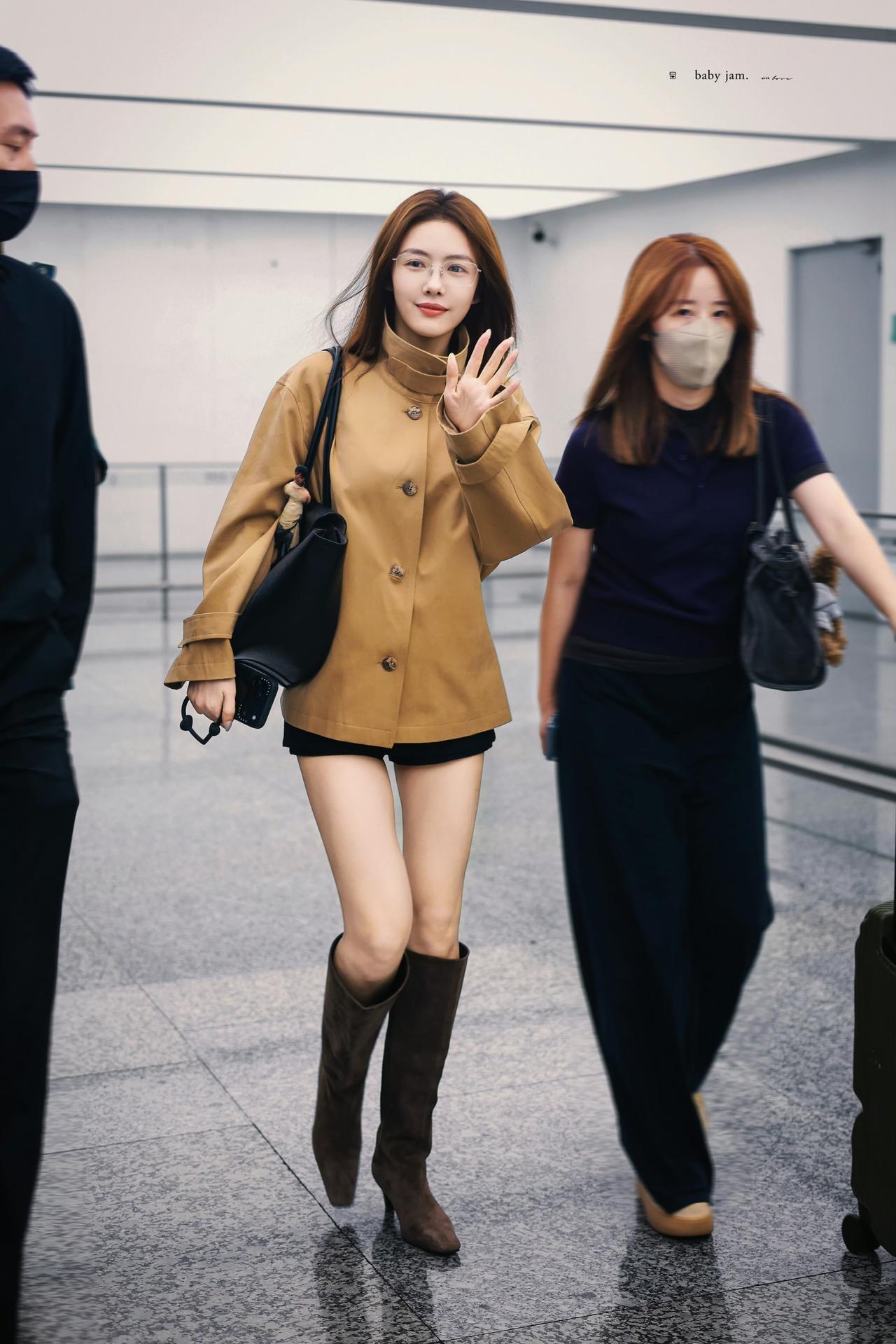 蔡文静机场私服📸细框眼镜加持，干练又温柔的姐姐感造型