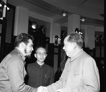 1960年11月19日，毛主席、周总理在中南海和切格瓦拉谈了两个多小时。切格瓦拉