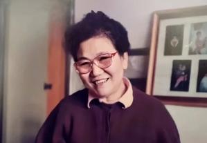 一个76岁的老太太，把子女全部叫回家，坐在客厅里，拿出一个小本子，一条一条地把身