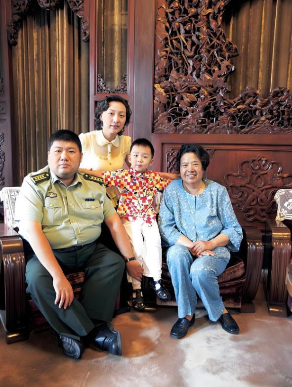 2008年，69岁的邵华老人已经非常虚弱了。她拉着儿子的手，用尽最后力气