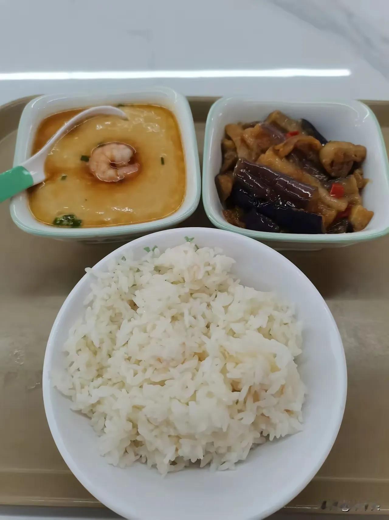 在合肥，应该没人没吃过老乡鸡吧？老乡鸡比许多连锁快餐好吃多了，老乡鸡的米饭口感也