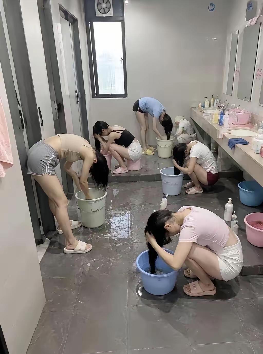时间犹珍贵，工作同单位。清晨忙洗漱，唯恐上班误。