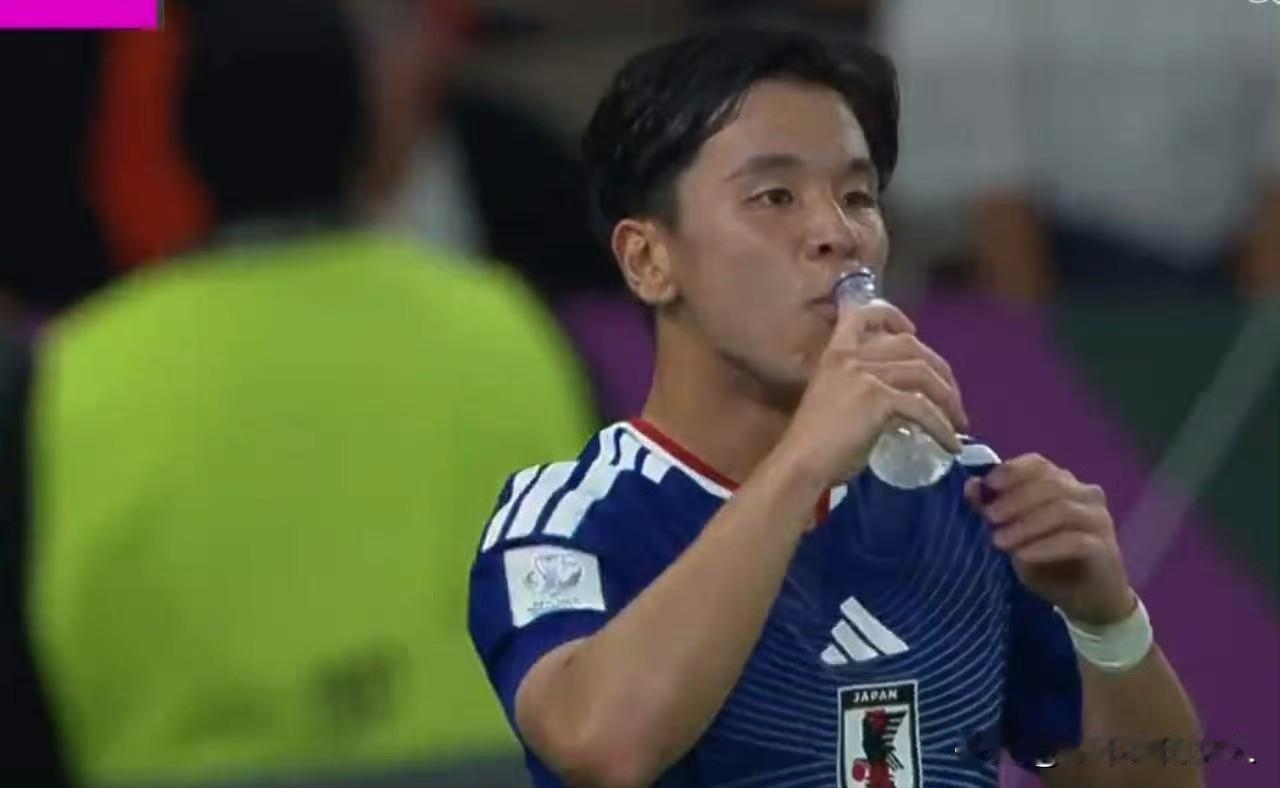 日本队6号，这个小矮个儿，小仓幸成，身高1米67，现在是法政大学的学生，参加的是