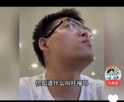 男子去一家公司面试，等了很久没有看见HR。他就安静地坐下来。一个世纪之后，女HR