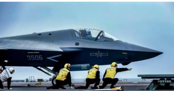 中方航母两线开工时刻，特朗普宣布大造12万吨，改不改蒸汽弹射？听说中国南北两大