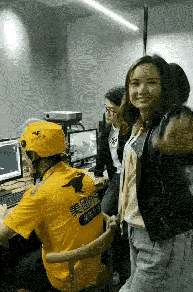 女子点了一个外卖，外卖小哥送到后看到女子的工作上有问题，便提出帮忙修改她的图纸，