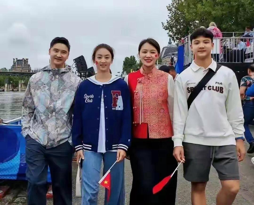 田亮的一家四口，老婆女儿漂亮，儿子又帅气！