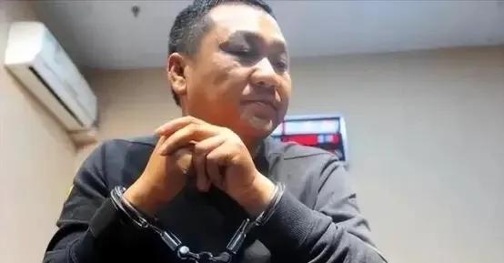 1999年，石二群抢走银行208万元，逃脱后，他脱胎换骨成了亿万富翁，不仅先后娶