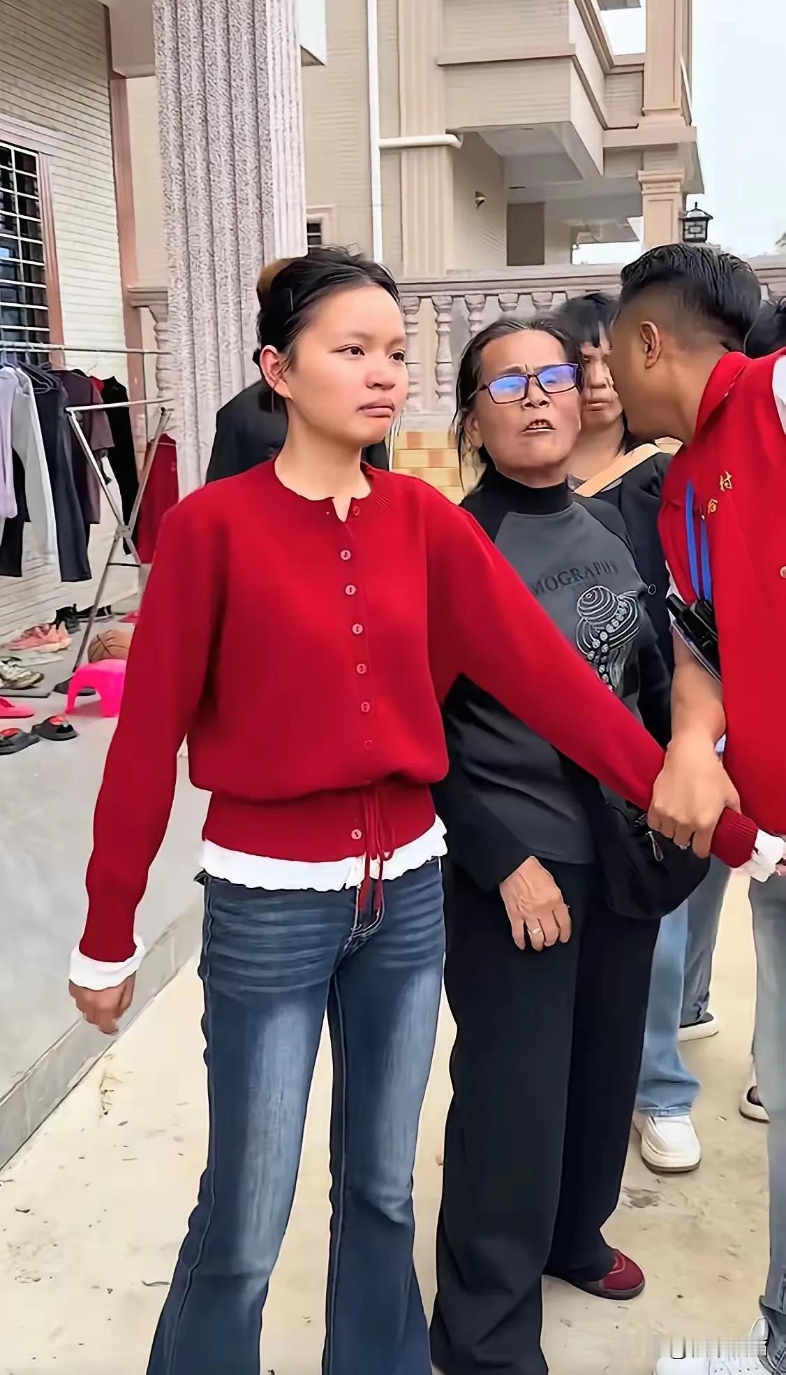 看到小妈祖被强行拉上轿子那一幕，真的让人心里一沉。嘴上都在喊男女平等，可真