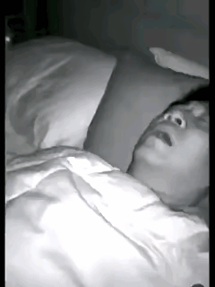 猫咪把老鼠丢进主人嘴里，这波“报恩”虽离谱，却比人实在！男的张着嘴打呼噜，