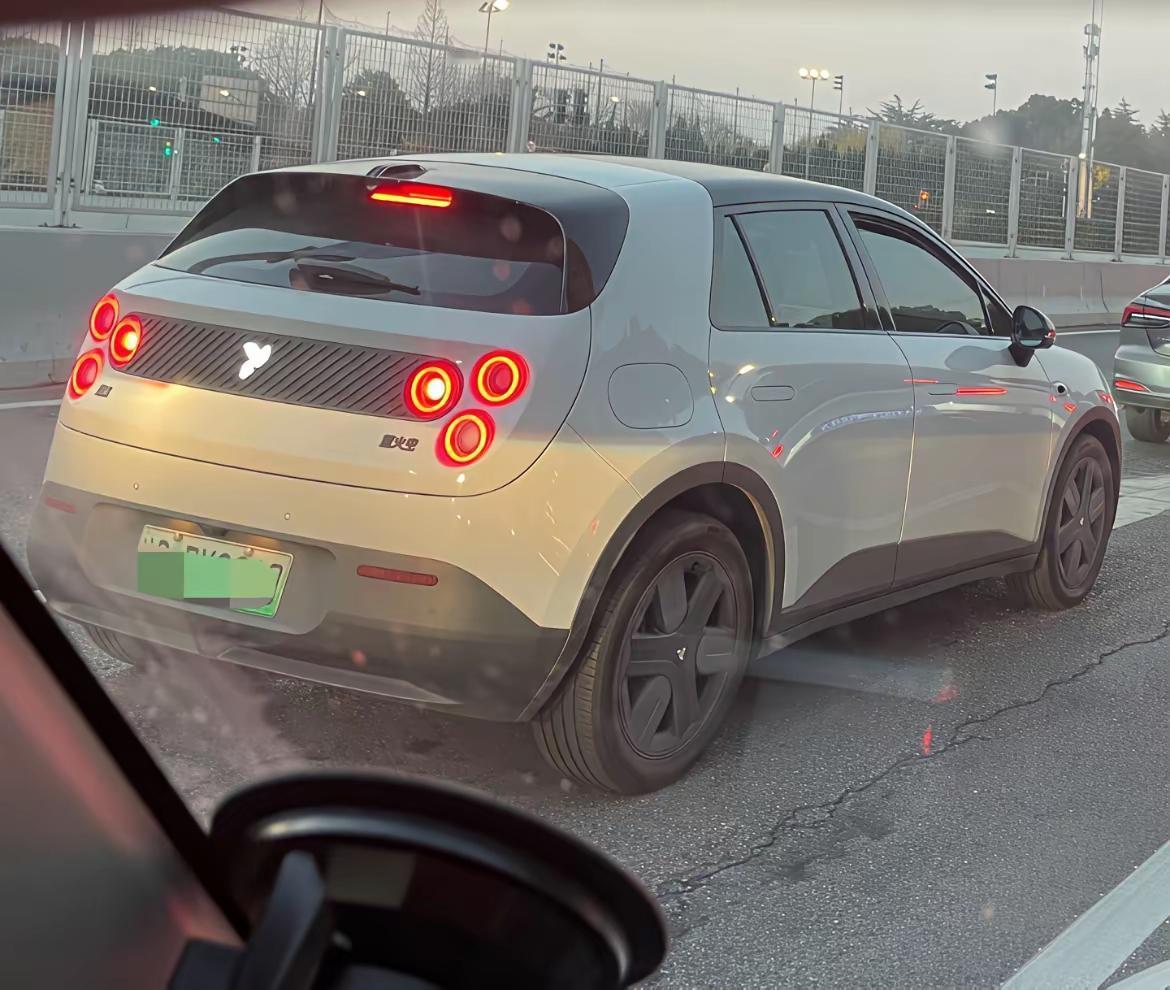 停路边扫一眼，现在的小车设计真是一代版本一代神。那天在商场车库，正好一台蔚来