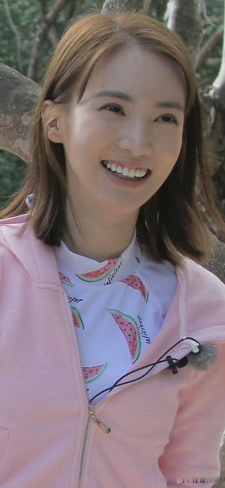 哇！金晨早期这造型也太青春了！真的嫩出水啦！那个学生头配上粉色衣服，完全就是校