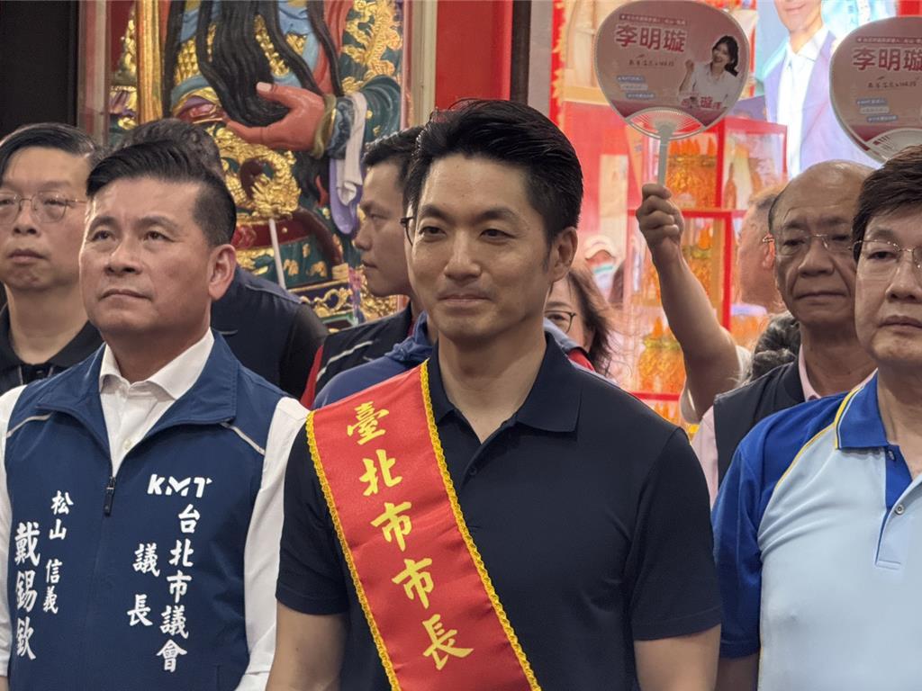 蒋万安参拜人气旺“卡”8分钟才进殿传朱立伦人马将助选年底九合一大选倒数62