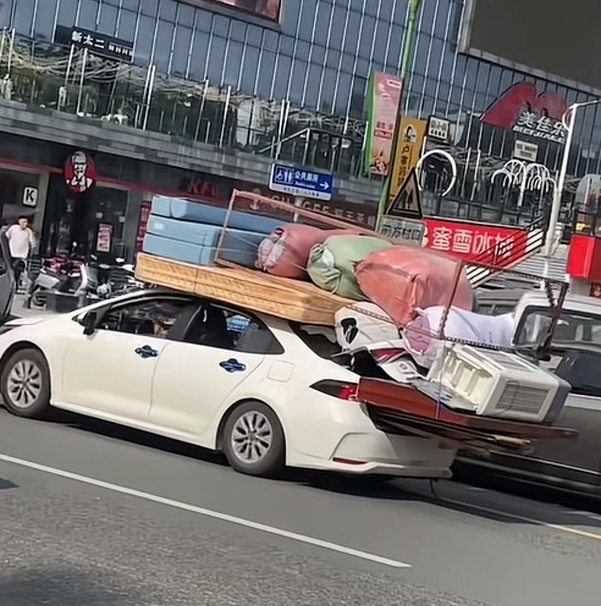 好家伙，拿小汽车当货拉拉了[捂脸哭]世界之大，无奇不有…看到的一个视频，广