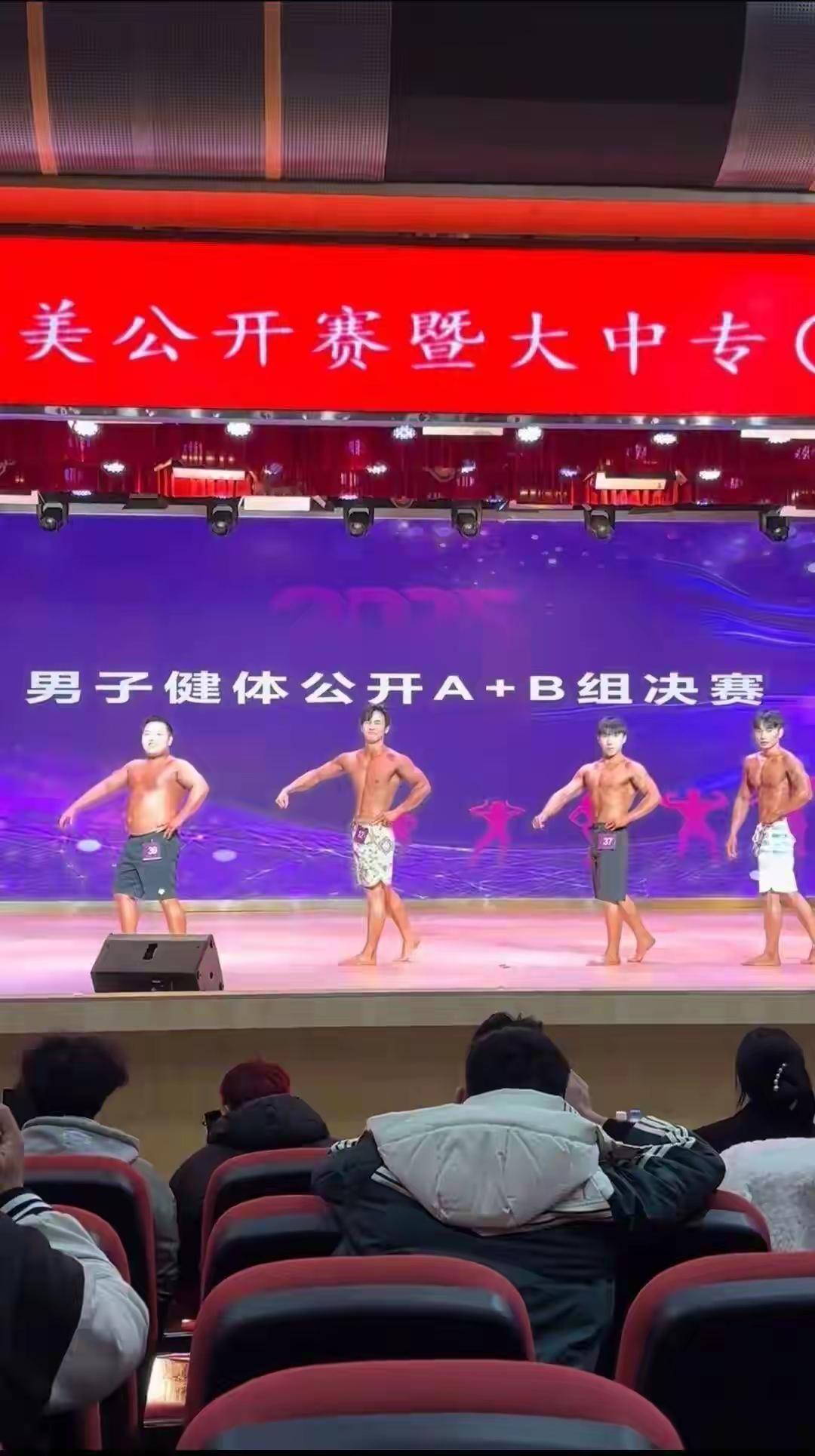 重庆健美赛笑不活了！别人练手练腿练背他跑过来练胆量，175斤圆肚腩参赛，姿势全靠