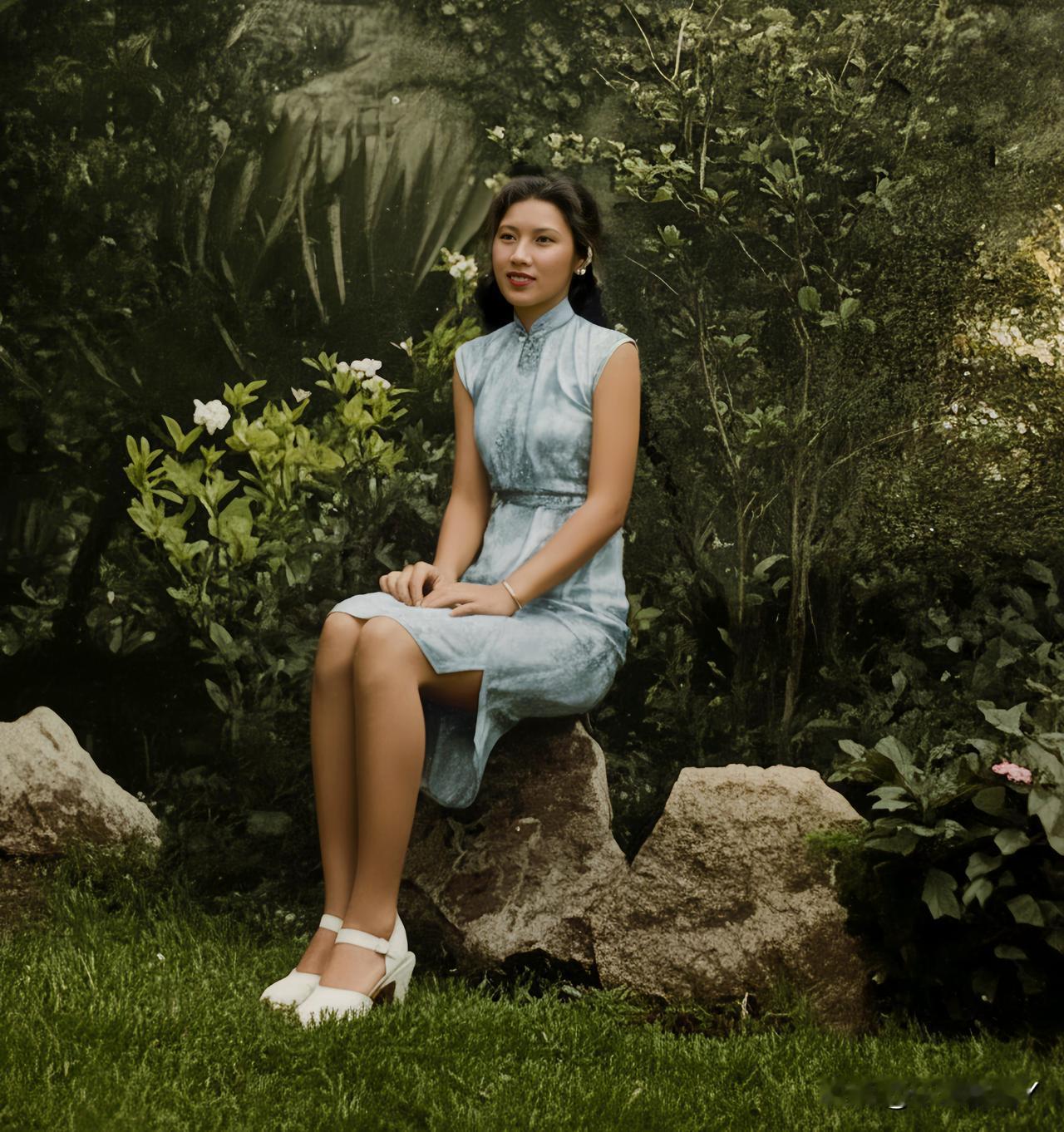 这是上世纪四十年代张灵甫的第四任夫人王玉龄在南京留下的一张老照片。这而非演戏，也