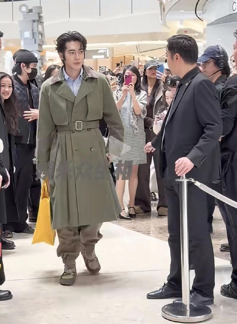 于适的身材、身高娱乐圈也是排前几位的，什么衣服穿上身都仿佛量身定做的一般，只是现