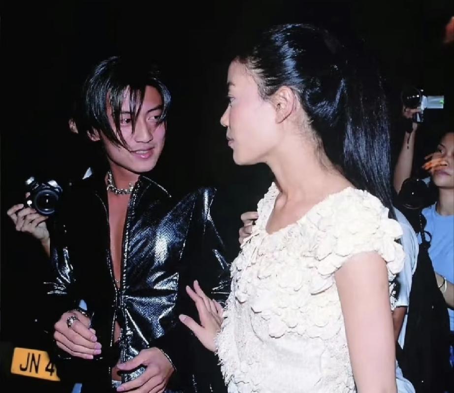 图一谢霆锋对王菲的爱藏也藏不住；王菲是他眼里的高冷女神。图二张柏芝用一双“望夫