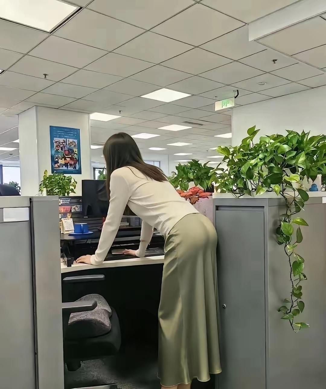 【挺特别的裙子，扒一扒】这条裙子确实很特别，它不是普通的棉质或聚