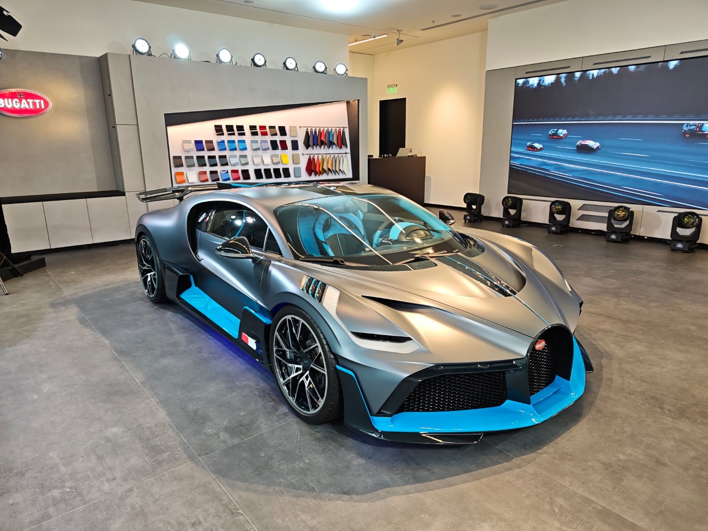 Divo展车，认真开会的Mate，以及ChironSuperSport。Ma