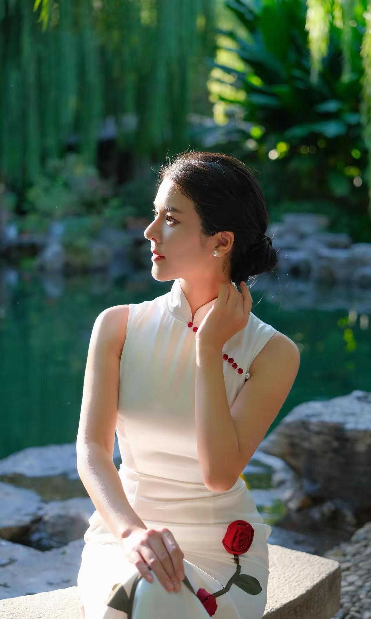 叶黄，叶落，冷风送来清秋。婉约，风姿，妩媚整个秋天！秋凉落叶深秋落叶飘落叶