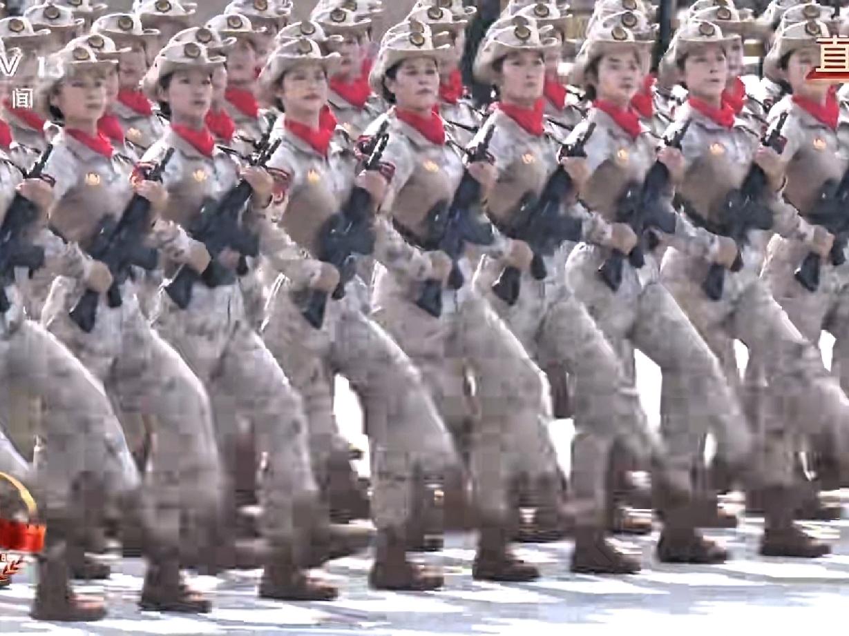 今天看到民兵预备役方队的女兵们，疑惑她们的脸怎么没晒黑呢？没想到有人用一个视频揭