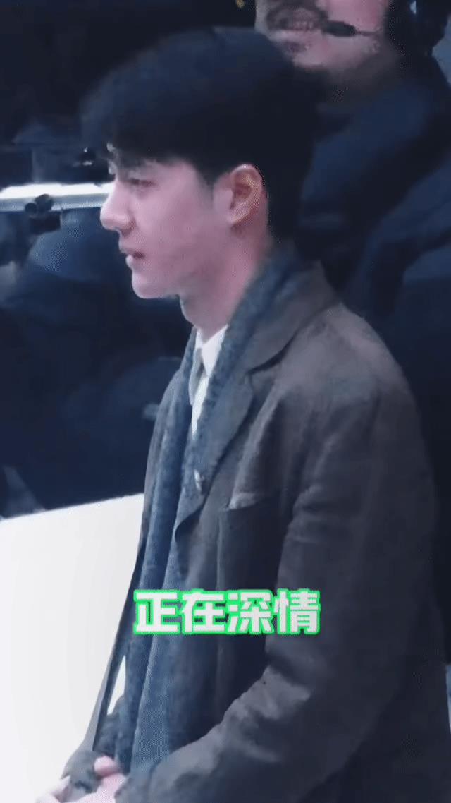 被王一博突然一个眨眼萌晕了，原来是帅哥眼睛进东西了。又是我们没见过的花絮。萌